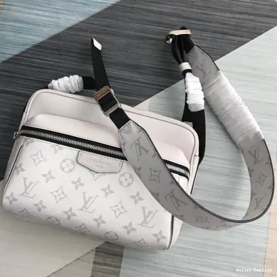 Affordable LOUIS VUITTON OUTDOOR MESSENGER 0629